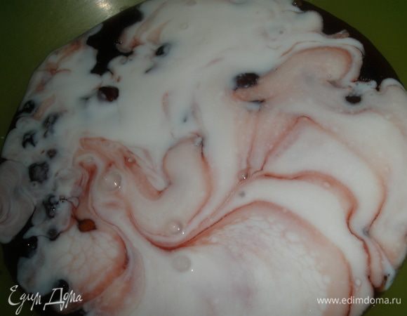 Смешиваем варенье, кефир, яйца, маргарин. 