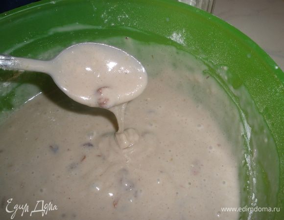 Добавляем муку и соду. Тесто должно получится как на оладьи. Муки может быть и меньше и больше, все зависит от того, сколько жидких ингредиентов. 
Форму смазываем маслом, выливаем тесто и выпекаем наш кекс минут сорок при температуре 180 градусов. 