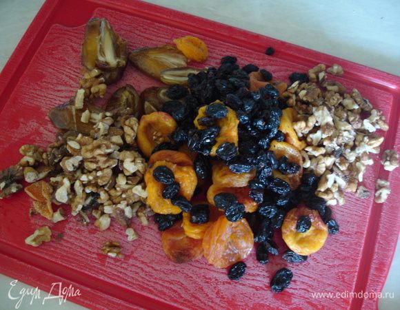 Тщательно промыть сухофрукты