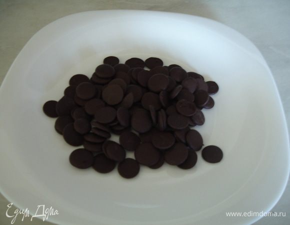 Шоколад растопить на водяной бане, добавить сливки, опустить шарики из сухофруктов