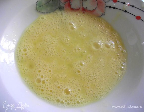 Откинуть на дуршлаг, добавить не много оливкового масла масла. Яйцо взбить, смешать с макаронами.