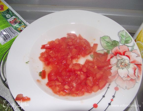 Помидор окунаем в кипяток снимаем кожицу, измельчаем, солим, перчим.