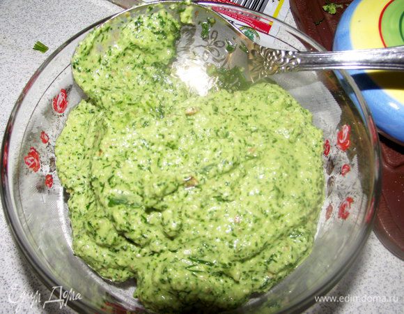 Для песто - измельчаем в ступке или в блендере кедровые орехи, чеснок, 30 г сыра, листья базилика. Постепенно добавляем оливковое масло, солим, перемешиваем.