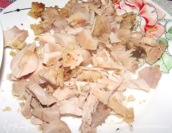 Куринное филе отварить, порезать на небольшие кусочки.