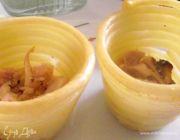 На дно выложить курицу. А сверху распределить начинки.