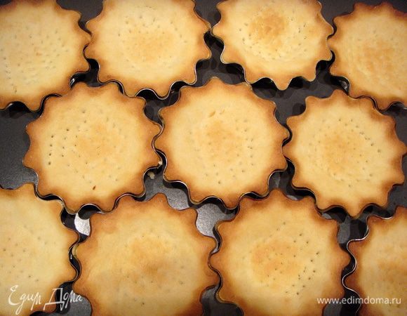 Выпекать в разогретой до 200℃  духовке 12-15 минут до приятного румянца. Корзиночки легко вынимаются из формочек.