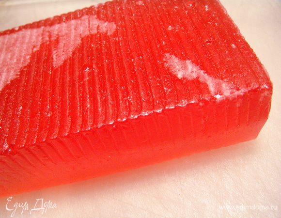 Для начинки я использовала готовый мармелад. В этом рецепте подразумевалось желе, но у меня никак не складываются отношения с приготовлением желе. 