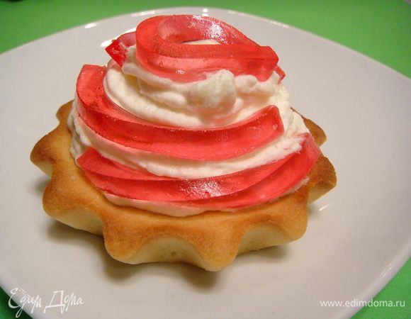 Пирожное украсить полосками мармелада и можно приглашать родных на чаепитие! Приятного аппетита!