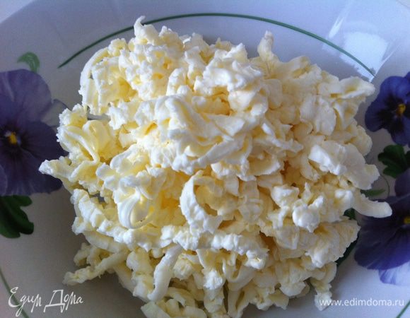 Натереть маргарин на крупной терке.