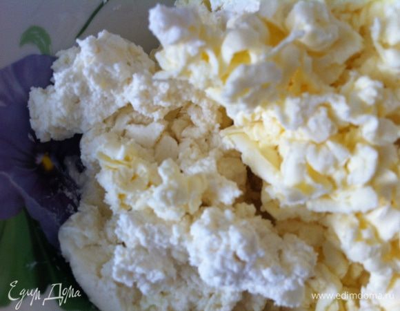 Добавить творог и аккуратно перемешать. Затем погасить соду уксусом. После чего добавить муку. (Тесто должно не липнуть к рукам, но мягкое и очень нежное, так что следите за тем, чтоб не пересыпать муки).