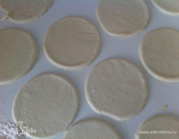 Раскатать тесто, вырезать кружки. Я делала это с помощью большой кружки.