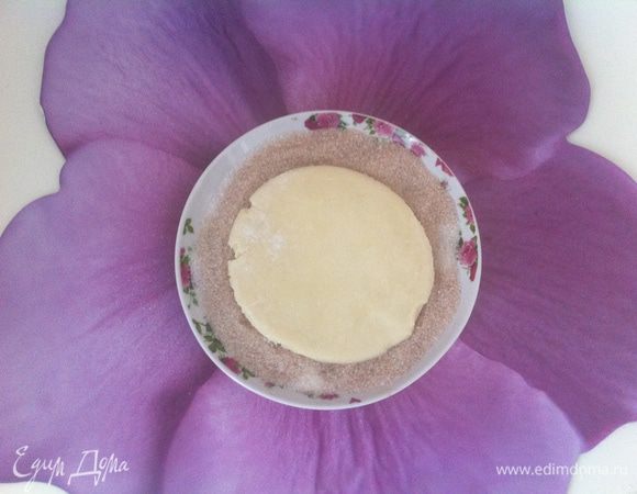 Смешать в отдельной низкой посуде сахар с корицей. "Обмакиваем" наши вырезанные кружочки с одной стороны в сахарной смеси (я немного прижимала, чтоб тесто побольше взяло на себя сахара, т.к в тесте сахара же нет!). 