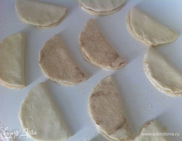 Складываем кружочек попалам (сахаром внутрь). Так проделываем с каждым кружком.