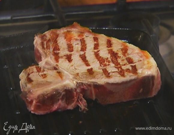 Стейк поджарить на гриле, а затем порезать на кусочки.