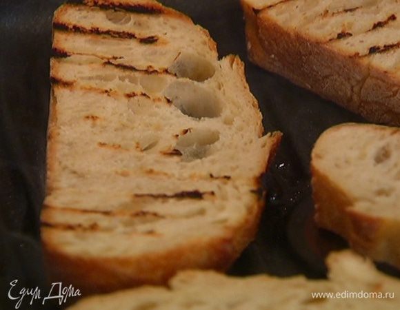 Чиабатту разрезать пополам, обжарить на гриле и слегка сбрызнуть оливковым маслом.