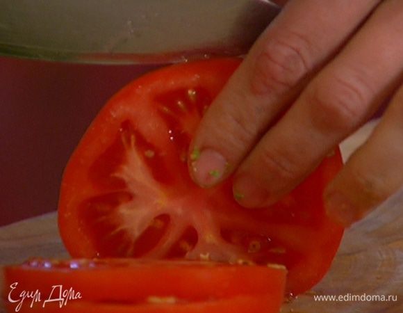 Помидор нарезать небольшими кусочками.