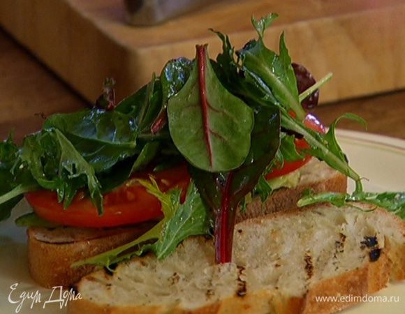 Заправить нарезанные овощи оливковым маслом и соком лимона и выложить на одну половинку чиабатты.