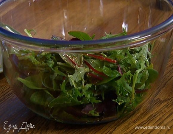 Листья салата посолить и поперчить, сбрызнуть оливковым маслом и разложить поверх салата.