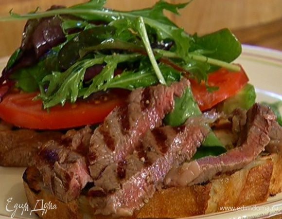 На другую половинку чиабатты выложить кусочки поджаренного мяса и сложить обе половины вместе начинкой внутрь.