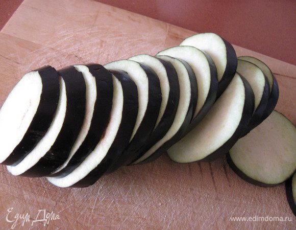 Режем баклажан поперек на кружочки