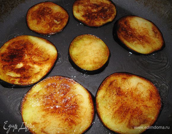 обжариваем с двух сторон до темно-золотистого цвета