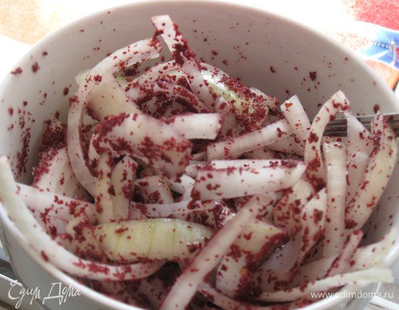 Лук режем полукольцами, кладем в миску, поливаем растительным маслом и лимонным соком, посыпаем сумахом( приправа для лука). Можно взять красный лук, он очень вкусный. Перемешиваем.