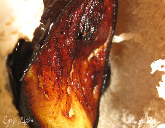 Кладем вовнутрь кружочки баклажан