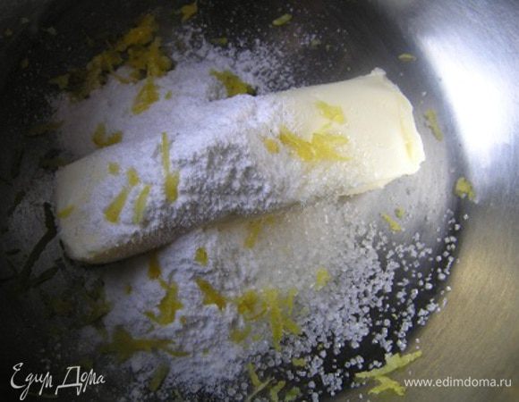 Приготовить начинку. Взбить масло, сахарную пудру, ванильный сахар, соль и лимонную цедру. 