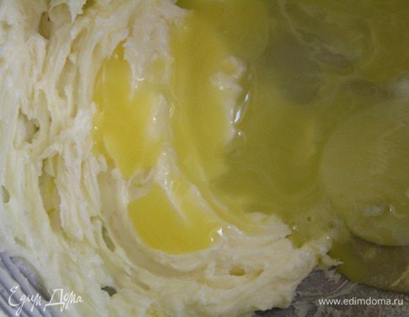 Постепенно добавить желтки, 