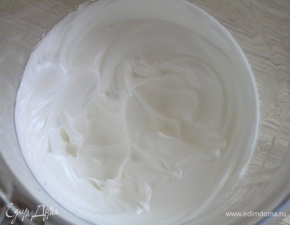 Белки взбить с сахаром до устойчивых форм пик,