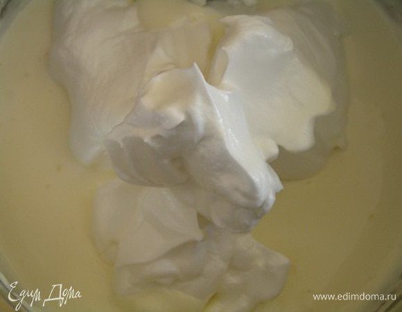 аккуратно примешать в начинку. 