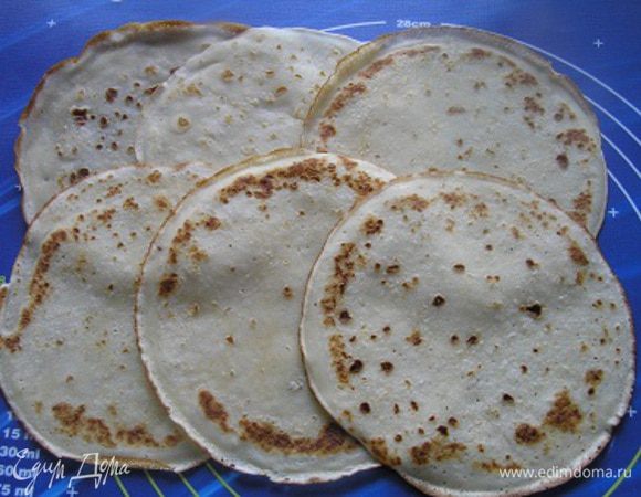 Духовку разогреть до 160*С. Разложить блинчики на рабочей поверхности по 6 штук в 2 ряда внахлест.