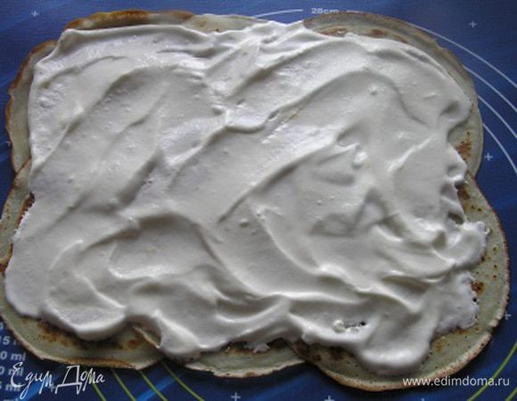 Выложить творожную начинку, распределить по всей поверхности.