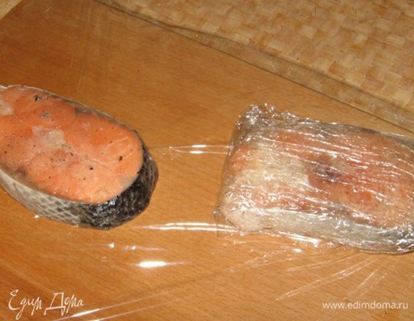 Стейки посолить, поперчить, сбрызнуть лимонным соком и хорошенько каждый завернуть в пищевую пленку.