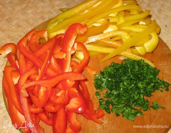 Перец очистить от семян и нарезать вдоль тонкой соломкой. Петрушку измельчить. Пока это делаем, рыба в пленке слегка промаринуется.