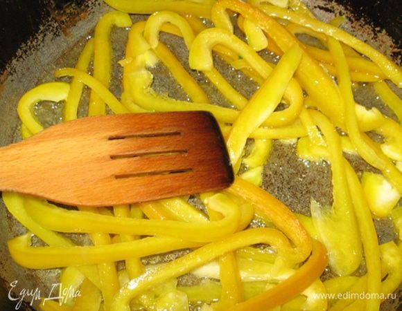 А в сковороду частями (в зависимости от размера вашей сковороды) отправляем жариться перец. У меня сковорода большая, перец (если готовлю на двоих) забрасываю в два захода. Жарим БЕЗ соли и прочих специй. Жарим быстро, на сильном огне, постоянно помешивая, минуты 4 - 5.