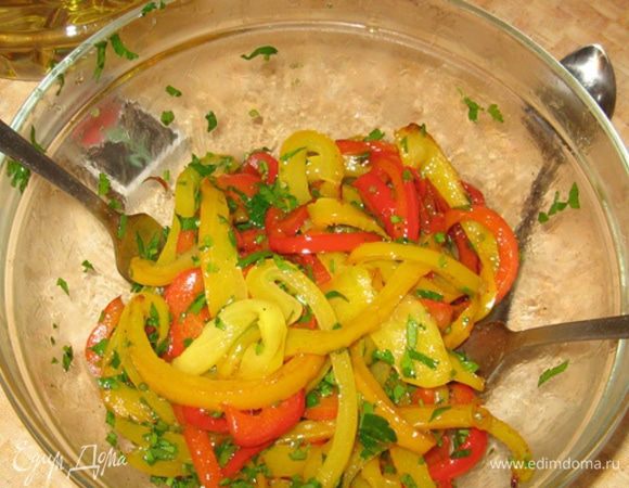 Когда порция перца готова, по максимуму сцедив масло, перекладываем ее в миску. И уже весь жареный перец в миске солим, перчим, добавляем специи по вкусу и перемешиваем с петрушкой.
Тут же вылавливаем рыбу, достаем ее из пленки и оформляем тарелку. Все, приятного аппетита.