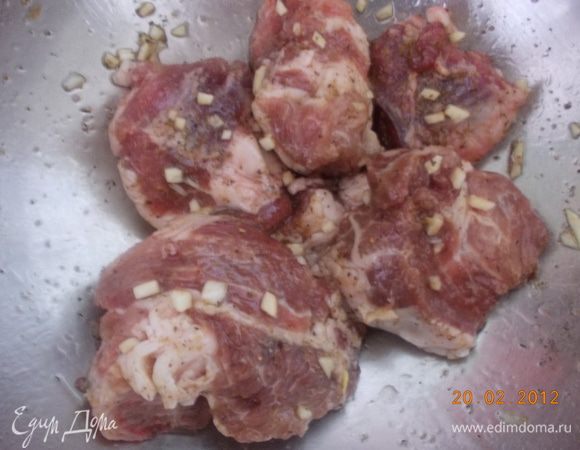 Свинину порезать на куски и замариновать на полчаса.Для маринада: порезать чеснок,смешать специи(острый перец у меня сухой)и посолить.