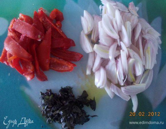 Порезать крупной соломкой лук,перец.Мелко порезать базилик.