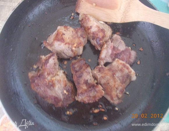 На разогретую сковороду налить оливковое масло и обжарить мясо,до золотистой корочки.