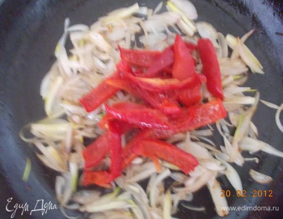 Вытащить мясо из сковороды и обжарить в том же масле лук.Затем добавить перец.