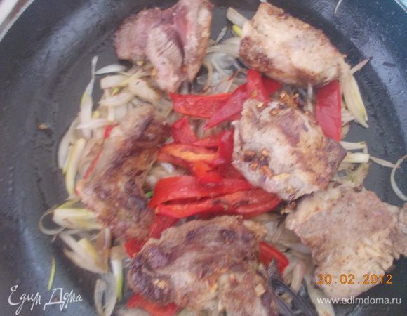 Когда лучок и перчик станут мягкими и слегка золотистыми,вернуть в сковороду мясо.Добавить немножко воды в которой варилась фасоль.