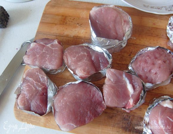 Обернуть каждый кусок мяса по кругу, закрепить фольгу (заложить край за уже обернутую вокруг мяса фольгу).
