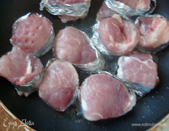 Хорошо разогреть сковороду с растительным маслом. Выложить медальоны и обжаривать с каждой стороны по 10 минут, накрыв крышкой.