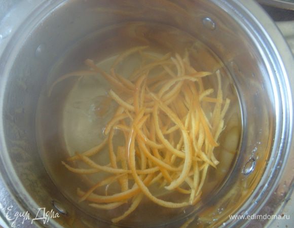 Приготовим цедру (на самом деле без нее получается не менее вкусно, но она добавляет пикантную нотку вкусу, также для праздничного стола будет выглядеть эффектно в качестве украшения к мясу). Снять с апельсина цедру ножом, нарезать на тонкие, длинные полоски. Подготовить две тары с водой: одну поставить на огонь и закипятить, вторую - оставить с холодной водой. Бланшировать цедру 30 сек и сразу переложить в холодную воду. Повторить процедуру дважды. Это требуется, чтобы цедра была мягкая. 