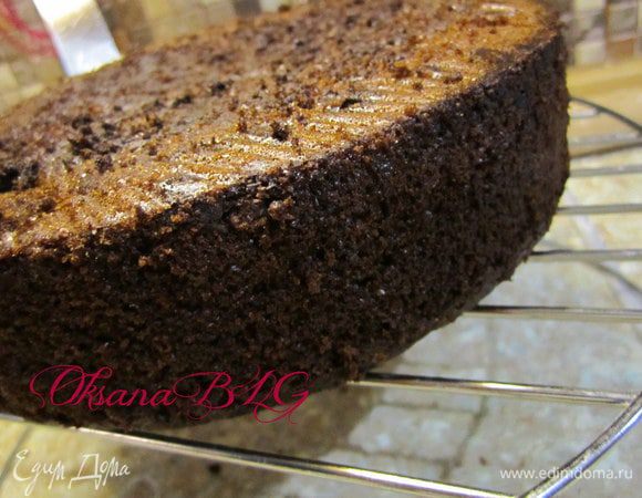 Приготовить шоколадный бисквит в форме 20 см по рецепту  http://www.edimdoma.ru/recipes/31029  Охладить и разрезать на 3 коржа.