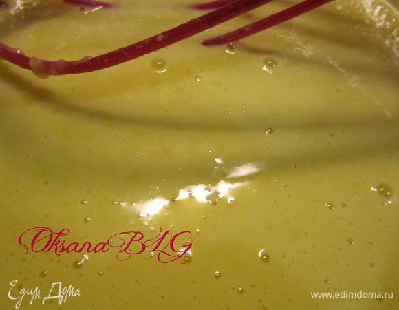 Желтки смешать с мукой, добавить 100 мл. молока, хорошо перемешать, аккуратно ввести в молочную смесь. Варить крем на низком огне до загустения. Крем снять с огня, охладить.