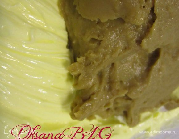 Добавить по ложке охлажденный крем. Взбить.