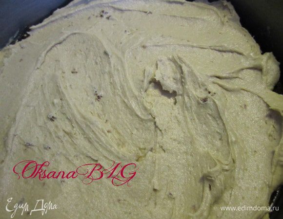 Перемазать коржи кремом. Поставить в холодильник на 1-2 часа. Часть крема можно оставить для украшения и покрытия торта.