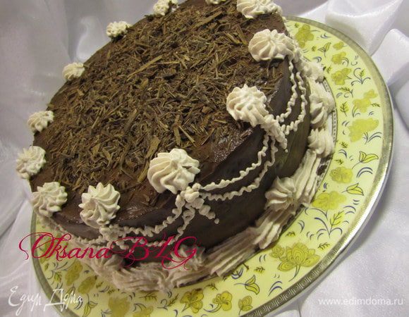 Покрыть торт оставшимся кремом или помадкой или ганашом. По желанию украсить.